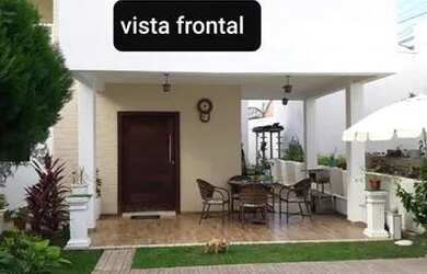 Imagem: A casa possui 4 Dormitórios, 5 Banheiros, 4 Vagas na garagem