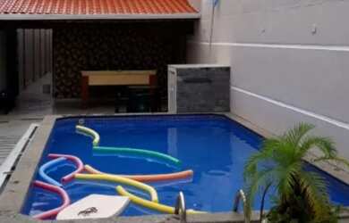 Imagem: A casa possui 3 Dormitórios, 2 Vagas na garagem e está localizado