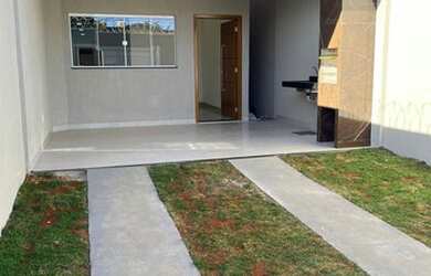 Imagem: A casa possui 3 Dormitórios, 2 Banheiros, 2 Vagas na garagem