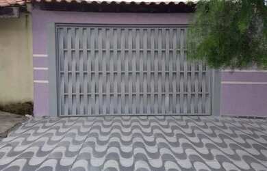 Imagem: A casa possui 3 Dormitórios, 2 Banheiros, 2 Vagas na garagem