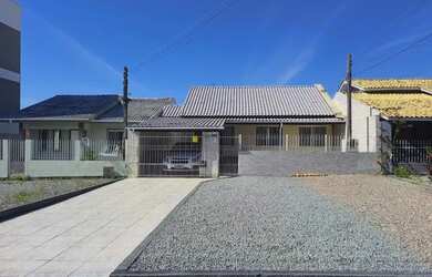 Imagem: A casa possui 3 Dormitórios, 2 Banheiros, 2 Vagas na garagem