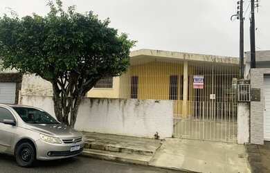 Imagem: A casa possui 3 Dormitórios, 1 Banheiro, 1 Vaga na garagem