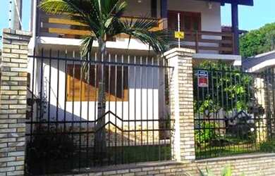 Imagem: A casa possui 4 Dormitórios, 3 Banheiros, 4 Vagas na garagem