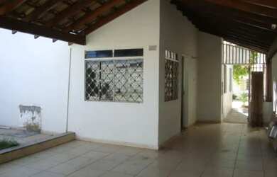 Imagem: A casa possui 3 Dormitórios, 2 Banheiros, 3 Vagas na garagem