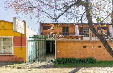 Imagem: A casa possui 3 Dormitórios, 4 Banheiros, 2 Vagas na garagem