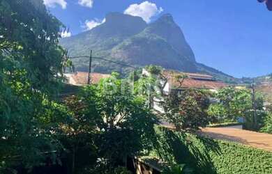 Imagem: A casa em condomínio possui 5 Dormitórios, 5 Banheiros, 3