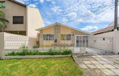 Imagem: A casa possui 2 Dormitórios, 3 Banheiros, 5 Vagas na garagem