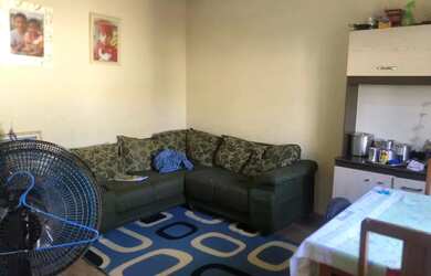 Imagem: A casa possui 2 Dormitórios, 1 Banheiro, 2 Vagas na garagem