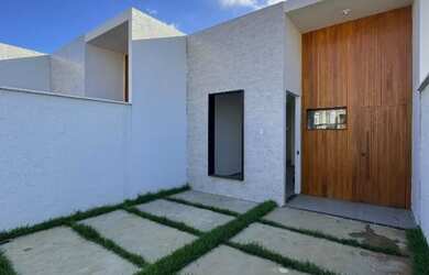 Imagem: A casa possui 3 Dormitórios, 2 Banheiros, 2 Vagas na garagem