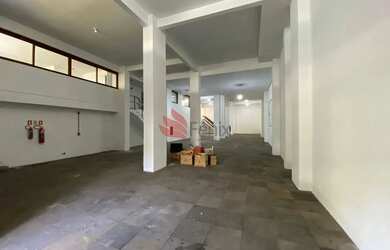 Imagem: O depósito possui 4 Vagas na garagem, 482m² de Área, Imóvel