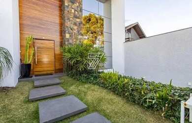 Imagem: A casa possui 3 Dormitórios, 5 Banheiros, 4 Vagas na garagem