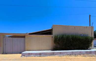 Imagem: A casa possui 2 Dormitórios, 2 Banheiros, 5 Vagas na garagem