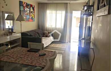 Imagem: A casa possui 3 Dormitórios, 1 Banheiro, 2 Vagas na garagem