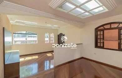 Imagem: A casa possui 3 Dormitórios, 2 Banheiros, 5 Vagas na garagem