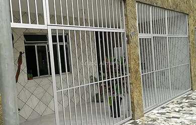 Imagem: A casa possui 3 Dormitórios, 3 Banheiros, 1 Vaga na garagem