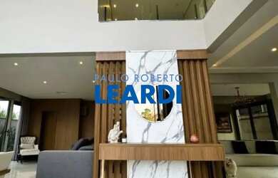 Imagem: A casa em condomínio possui 4 Dormitórios, 5 Banheiros, 4