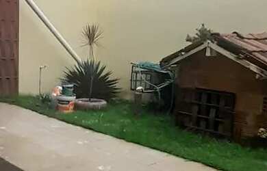 Imagem: A casa possui 5 Dormitórios, 2 Banheiros, 4 Vagas na garagem