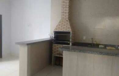 Imagem: A casa possui 3 Dormitórios, 2 Banheiros, 2 Vagas na garagem