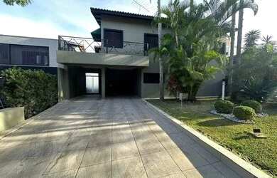 Imagem: A casa em condomínio e possui 4 Dormitórios, 5 Banheiros