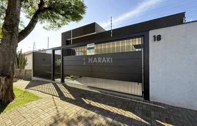 Imagem: A casa possui 3 Dormitórios, 3 Banheiros, 3 Vagas na garagem