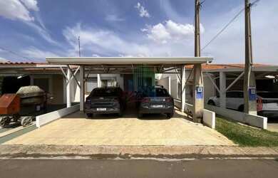 Imagem: A casa possui 2 Dormitórios, 2 Banheiros, 2 Vagas na garagem