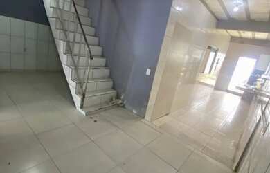 Imagem: A casa possui 4 Dormitórios, 2 Banheiros, 2 Vagas na garagem