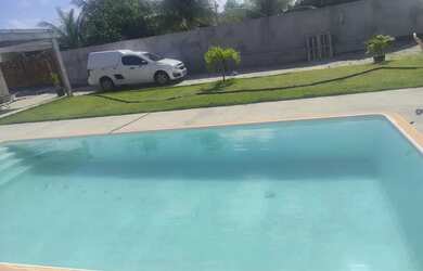 Imagem: A casa possui 2 Dormitórios, Acomodam 10 pessoas, 3 Vagas na