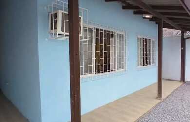 Imagem: A casa possui 3 Dormitórios, 2 Banheiros, 4 Vagas na garagem