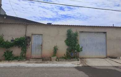 Imagem: A casa possui 2 Dormitórios, 1 Banheiro, 2 Vagas na garagem