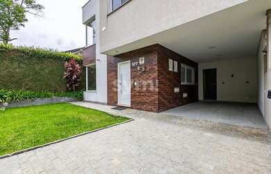 Imagem: A casa possui 3 Dormitórios, 3 Banheiros, 2 Vagas na garagem