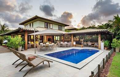 Imagem: A casa possui 5 Dormitórios, 5 Banheiros, 3 Vagas na garagem