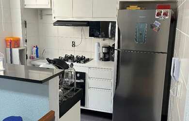 Imagem: O apartamento possui 2 Dormitórios, 1 Banheiro, 1 Vaga na garagem