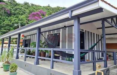 Imagem: A casa possui 2 Dormitórios, 2 Banheiros, 2 Vagas na garagem