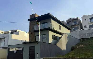 Imagem: A casa possui 3 Dormitórios, 4 Banheiros, 4 Vagas na garagem