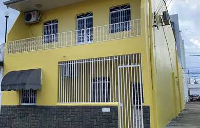 Imagem: A casa possui 4 Dormitórios, 2 Banheiros, 3 Vagas na garagem