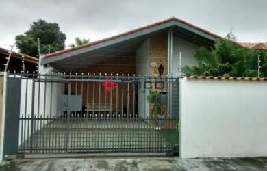 Imagem: A casa possui 4 Dormitórios, 3 Banheiros, 3 Vagas na garagem