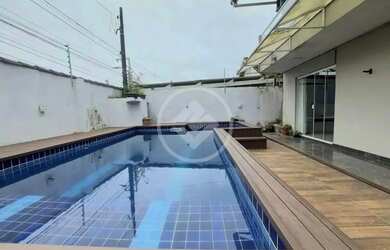 Imagem: A casa possui 4 Dormitórios, 3 Banheiros, 3 Vagas na garagem