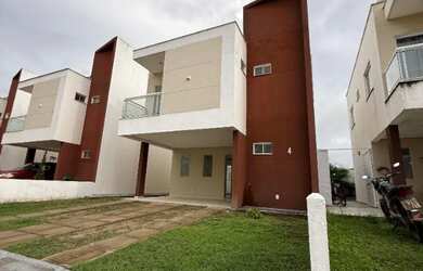 Imagem: A casa possui 3 Dormitórios, 3 Banheiros, 2 Vagas na garagem