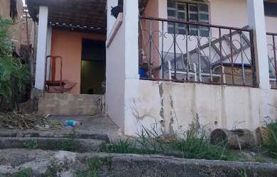 Imagem: A casa possui 3 Dormitórios, 2 Banheiros, 2 Vagas na garagem