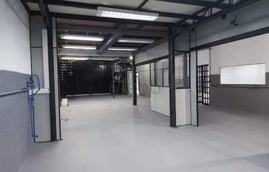 Imagem: O depósito possui 5 Vagas na garagem, 434m² de Área e está