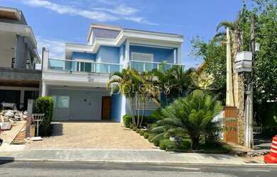 Imagem: A casa em condomínio possui 4 Dormitórios, 4 Banheiros, 280m²