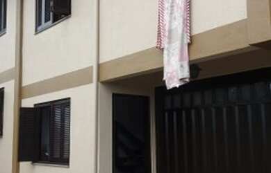 Imagem: A casa possui 3 Dormitórios, 2 Banheiros, 1 Vaga na garagem