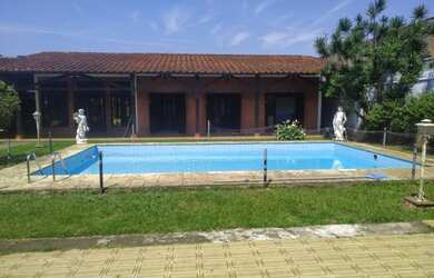 Imagem: A casa possui 4 Dormitórios, 5 Vagas na garagem e está localizado