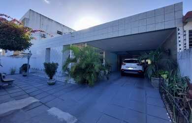 Imagem: A casa possui 3 Dormitórios, 2 Banheiros, 3 Vagas na garagem