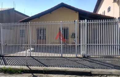 Imagem: A casa possui 3 Dormitórios, 2 Banheiros, 3 Vagas na garagem