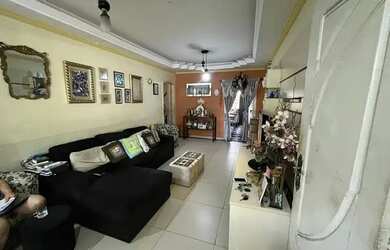 Imagem: A casa possui 3 Dormitórios, 2 Banheiros, 2 Vagas na garagem