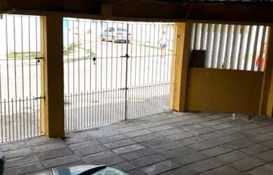 Imagem: A casa possui 3 Dormitórios, 3 Banheiros, 1 Vaga na garagem