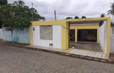 Imagem: A casa possui 3 Dormitórios, 1 Banheiro, 2 Vagas na garagem