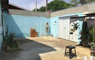 Imagem: A casa possui 3 Dormitórios, 2 Banheiros, 2 Vagas na garagem