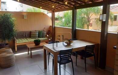 Imagem: A casa possui 3 Dormitórios, 5 Banheiros, 2 Vagas na garagem